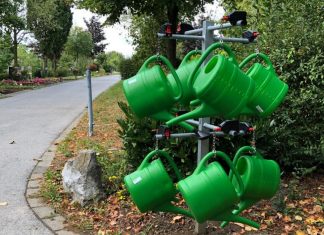 Auf dem Friedhof Lindenheide stehen schon einige neue Ständer für Pfandgießkannen. Foto: Kreisstadt Mettmann